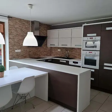 Max - Whirlpool & Bazen & Sauna Semesterbostad