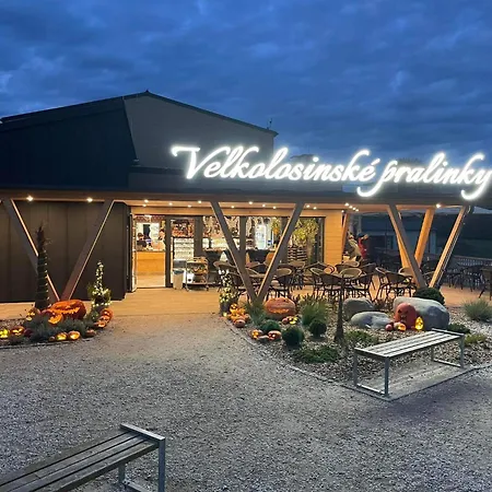 Max - Whirlpool & Bazen & Sauna Semesterbostad